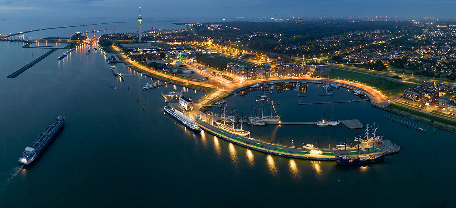 De verlichte Bataviashaven vanuit de lucht in de avondschemering